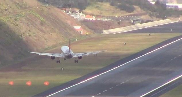飞机降落葡萄牙机场遭遇大风 险些被吹跑