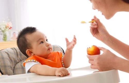 六个月的宝宝什么时间吃水果好呢