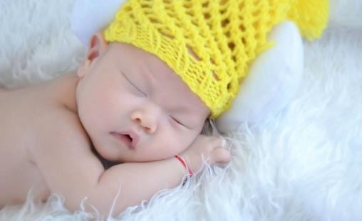小婴儿在睡觉时突然大哭 或与这3个因素有关