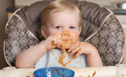 【宝宝多大会自己吃饭】宝宝多大可以自己吃饭 不用喂呢