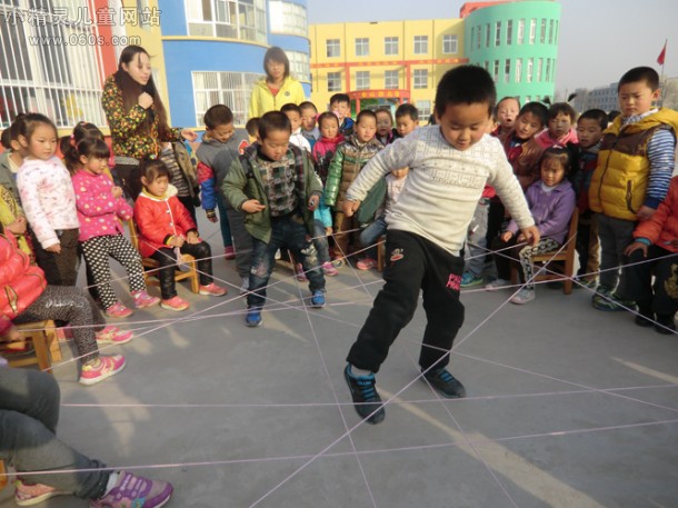 幼儿园冬季户外游戏活动丰富多彩