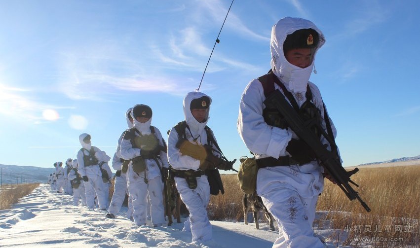 驻新疆边防部队配新款雪地伪装 雪地巡逻